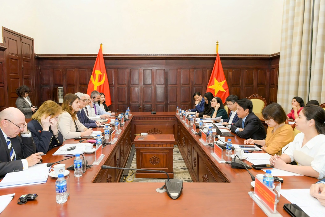 25.3 1 Phó Thống đốc Phạm Tiến Dũng làm việc với Đoàn công tác của Vương quốc Anh.jpg